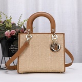 22 Новейшая сумка Lady Dior из плетеного рафи, воплощающая элегантность Dior.