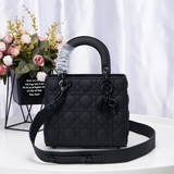 Lady Dior My Four-Piece Frosted Badge демонстрирует глубокое понимание элегантно