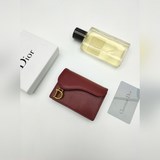 Кожаный чехол для карт Dior – это практичный и изящный аксессуар, похожий на тра