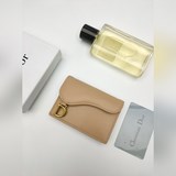 Кожаный чехол для карт Dior – это практичный и изящный аксессуар, похожий на тра