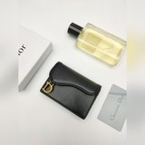 Кожаный чехол для карт Dior – это практичный и изящный аксессуар, похожий на тра