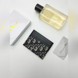 Этот элегантный и изысканный кардхолдер Dior изготовлен из кожи быка с использов
