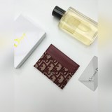 [Роза] Этот элегантный и изысканный кардхолдер Dior изготовлен из кожи быка с ис