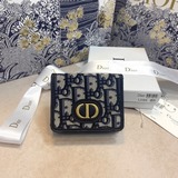 Короткий кошелек dior30 montaigne украшен элегантным логотипом «cd» на клапане. 