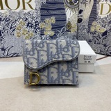 Короткий кожаный кошелек Dior с тремя складками и логотипом в виде седла. Этот к