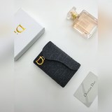 Этот практичный и изящный карман для карт Dior Saddle Flip Clutch может заменить