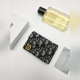 Этот практичный и изящный карман для карт Dior Saddle Flip Cover заменяет традиц