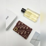 Этот практичный и изящный карман для карт Dior Saddle Flip Cover заменяет традиц