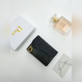 Этот практичный и изящный карман для карт Dior Saddle Flip Clutch может заменить