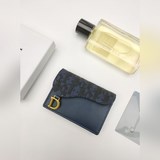 Этот практичный и изящный карманник Dior Saddle с откидной крышкой может заменит