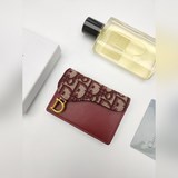 Этот практичный и изящный карман для карт Dior Saddle Flip Clutch может заменить