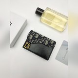 Этот практичный и изящный карман для карт Dior Saddle Flip Clutch может заменить