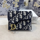 Короткий кожаный кошелек Dior с тремя складками и логотипом в виде седла. Этот к