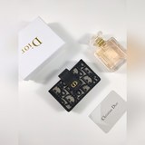 Карман для кредитных карт Dior Montaigne 5 изготовлен из ткани с принтом Oblique