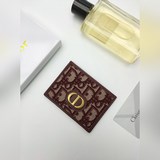Эта карта-визитов Dior Montaigne отличается классической элегантностью. [розовый