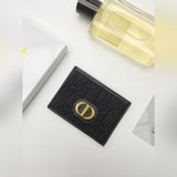 Эта карта-визитов Dior Montaigne отличается классической элегантностью. [розовый
