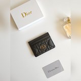 Пятисекционный держатель для карт Dior Caro – это новая модель этого сезона, эле