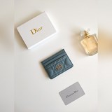 Пятисекционный держатель для карт Dior Caro – это новая модель этого сезона, эле