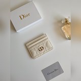 Пятисекционный держатель для карт Dior Caro – это новая модель этого сезона, эле