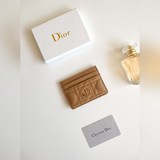 Пятисекционный держатель для карт Dior Caro – это новая модель этого сезона, эле