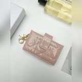 Lady Dior 5-секционный карманник украшен классическим рельефным узором в виде пл