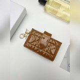 Lady Dior 5-секционный карманник украшен классическим рельефным узором в виде пл