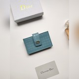 Картодержатель Dior из лакированной кожи с тиснением изготовлен из лакированной 