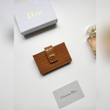 Картодержатель Dior из лакированной кожи с тиснением изготовлен из лакированной 