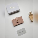 Карточный держатель Dior из лакированной кожи изготовлен из лакированной кожи и 
