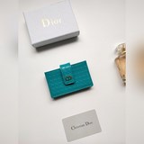 Картодержатель Dior из лакированной кожи с тиснением изготовлен из лакированной 