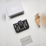 Карман для кредитных карт Dior Montaigne 5 изготовлен из ткани с принтом Oblique