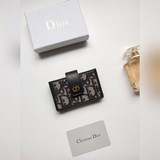 Карман для кредитных карт Dior Montaigne 5 изготовлен из ткани с принтом Oblique