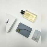 Этот кожаный чехол с клапаном от Dior украшен логотипом D на передней клапане, ч