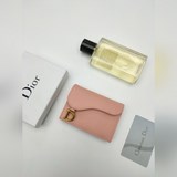 Этот кожаный чехол с клапаном от Dior украшен логотипом D на передней клапане, ч
