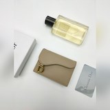 Этот кожаный чехол с клапаном от Dior украшен логотипом D на передней клапане, ч