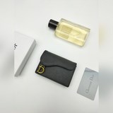 Этот кожаный чехол с клапаном от Dior украшен логотипом D на передней клапане, ч