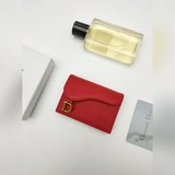Этот кожаный чехол с клапаном от Dior украшен логотипом D на передней клапане, ч
