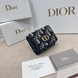 Короткий кошелек DIOR30 Montaigne украшен элегантным логотипом «CD» на клапане. 