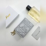 Дизайн кожаного чехла с клапаном S0011 от Dior, изготовленного из лакированной к