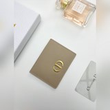 Dior Montaigne Карточный футляр представляет собой классический и элегантный акс