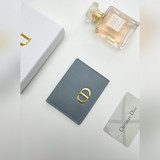 Dior Montaigne Карточный футляр представляет собой классический и элегантный акс