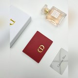 Dior Montaigne Карточный футляр представляет собой классический и элегантный акс
