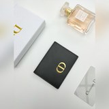 Dior Montaigne Карточный футляр представляет собой классический и элегантный акс