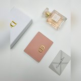 Dior Montaigne Карточный футляр представляет собой классический и элегантный акс