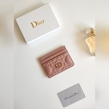 Пятисекционный держатель для карт Dior Caro – это новая модель этого сезона, эле