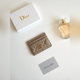 Пятисекционный держатель для карт Dior Caro – это новая модель этого сезона, эле