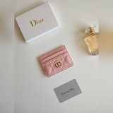 Пятисекционный держатель для карт Dior Caro – это новая модель этого сезона, эле