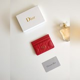 Пятисекционный держатель для карт Dior Caro – это новая модель этого сезона, эле