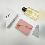 Кожаный чехол для карт Dior. Этот практичный и изящный чехол для карт выполнен в