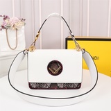 Вдохновением для дизайнеров FENDI в этом сезоне послужила модная тенденция, кото